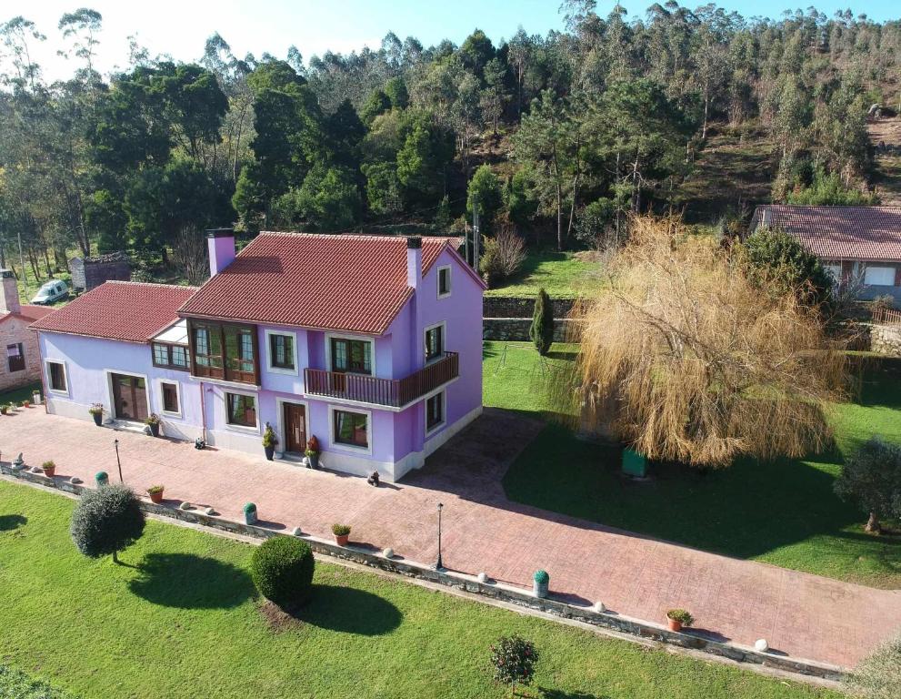 una vista aérea de una casa con patio en AG Casa de Aldea Laxe con jardín y playa a 7km, en Reparada