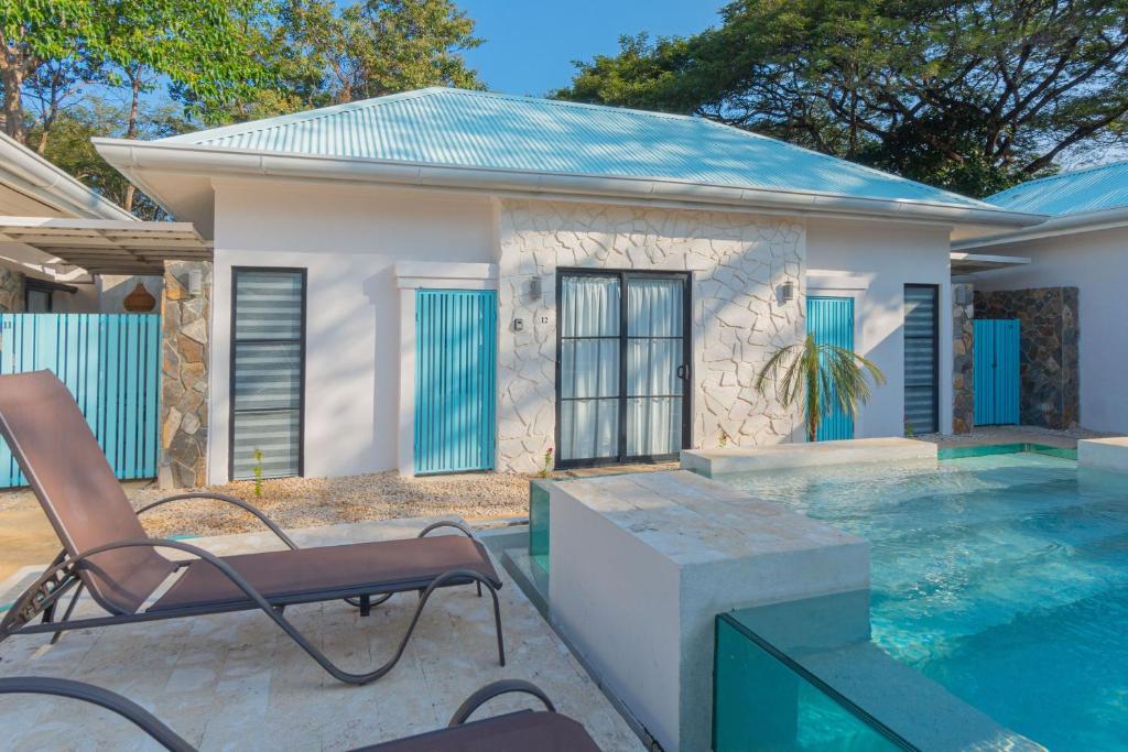 Bazén v ubytování Villas VR Beachwalk Avellanas nebo v jeho okolí