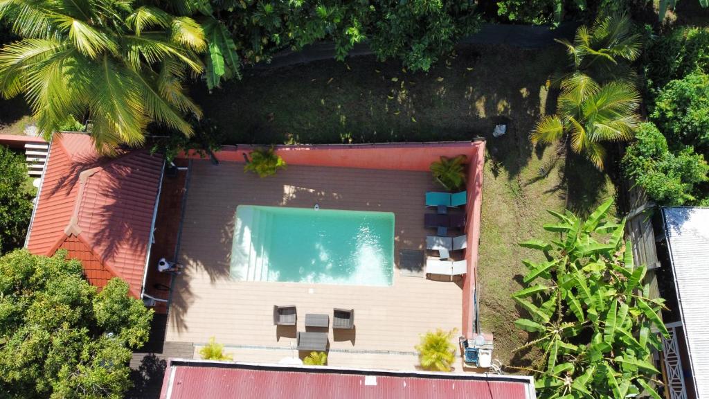 an overhead view of a house with a swimming pool at Résidence Belle Anse 4 Pers 3ilets in Les Trois-Îlets