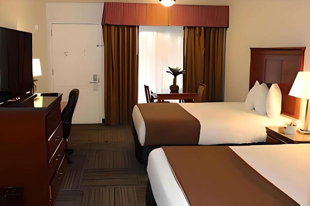 Rodeway Inn tesisinde bir odada yatak veya yataklar