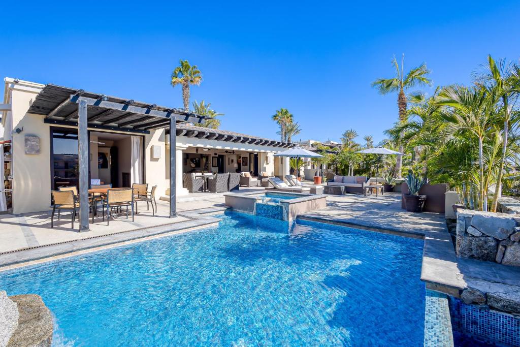 uma casa com uma piscina e um pátio em Hermitage Paradise em Cabo San Lucas