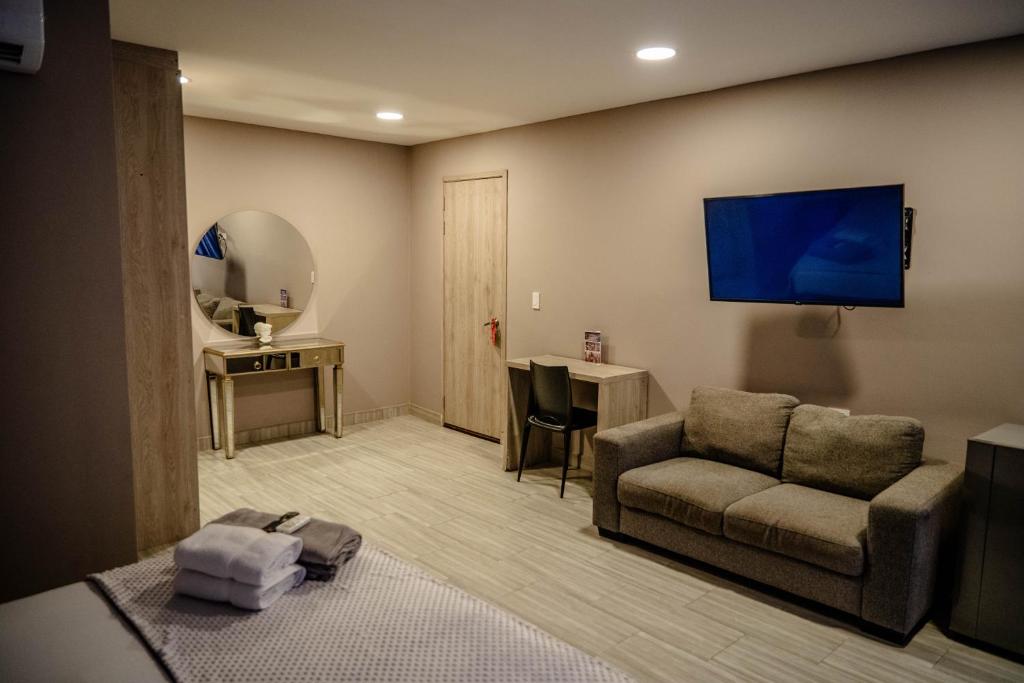 Bahia 79 Apartasuites Cerca al Centro的电视和/或娱乐中心