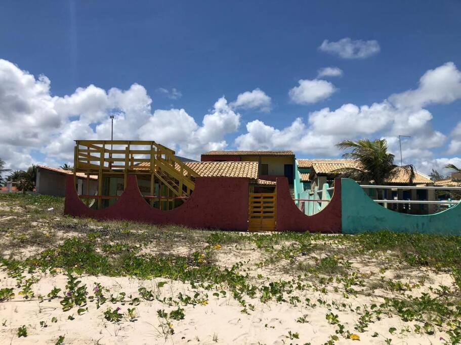 une maison sur la plage avec une aire de jeux dans l'établissement Casa BRISA DO MAR Abaís, à Praia Da Caueira