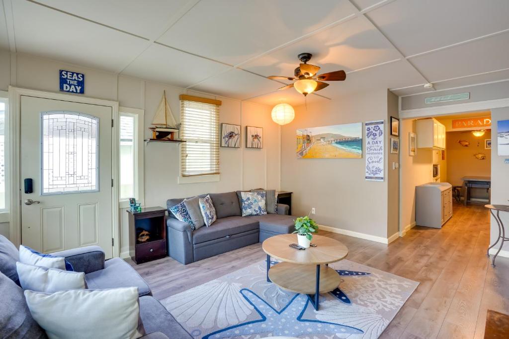 un salon avec un canapé et une table dans l'établissement Steps to Beach and Bites Catalina Island Retreat!, à Avalon