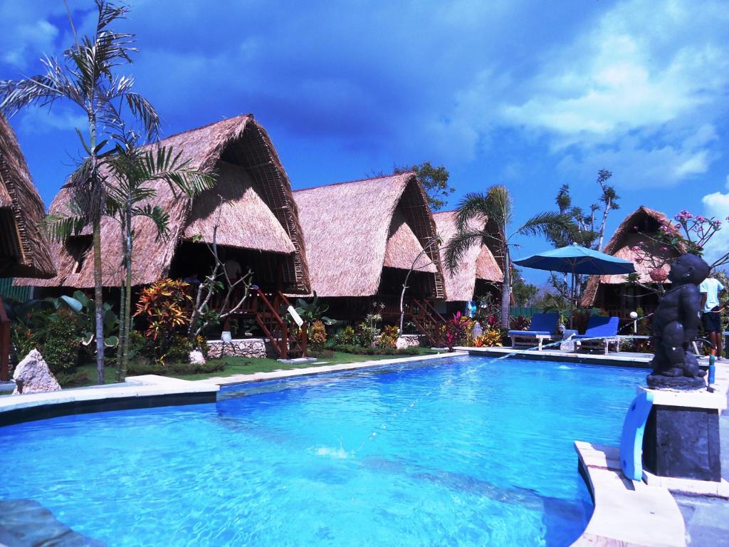 a swimming pool in front of a resort at Harta Lembongan Villas in Nusa Lembongan
