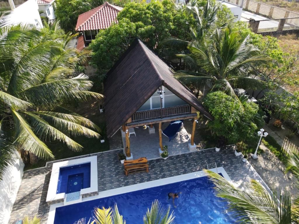 einen Luftblick auf eine Villa mit einem Pool in der Unterkunft Sharick Beach House in Carretal