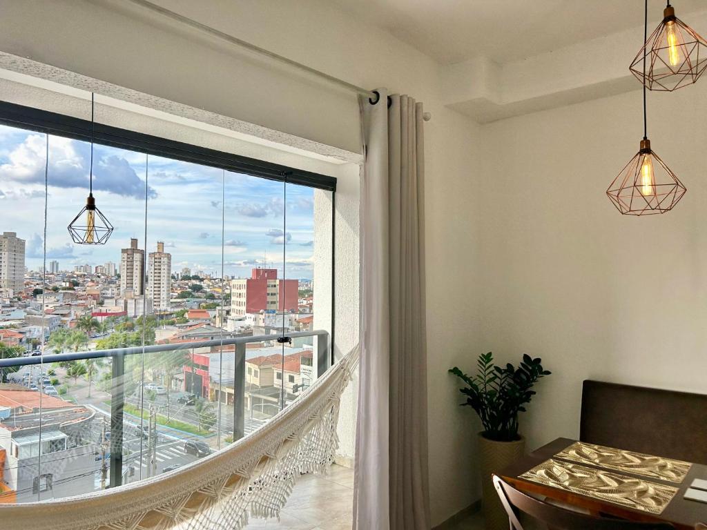 a room with a large window with a view of a city at Lindo Studio na Av Kennedy SCS in São Caetano do Sul