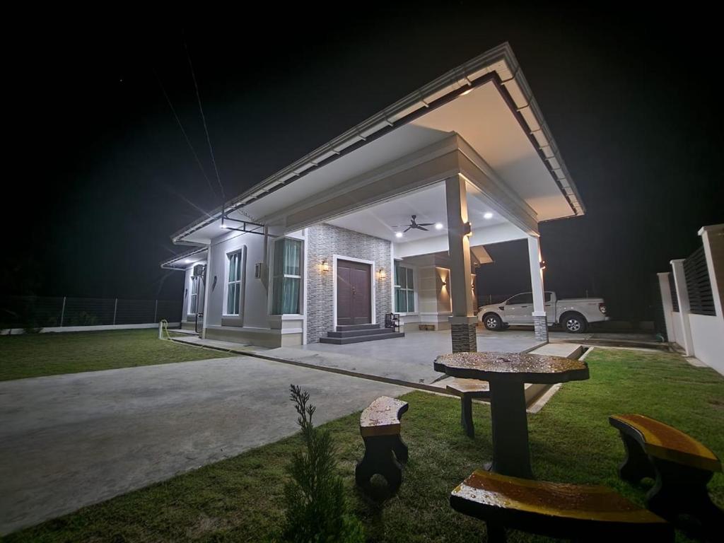 una casa di notte con un'auto parcheggiata nel vialetto di Restu Villa Homestay a Tuaran