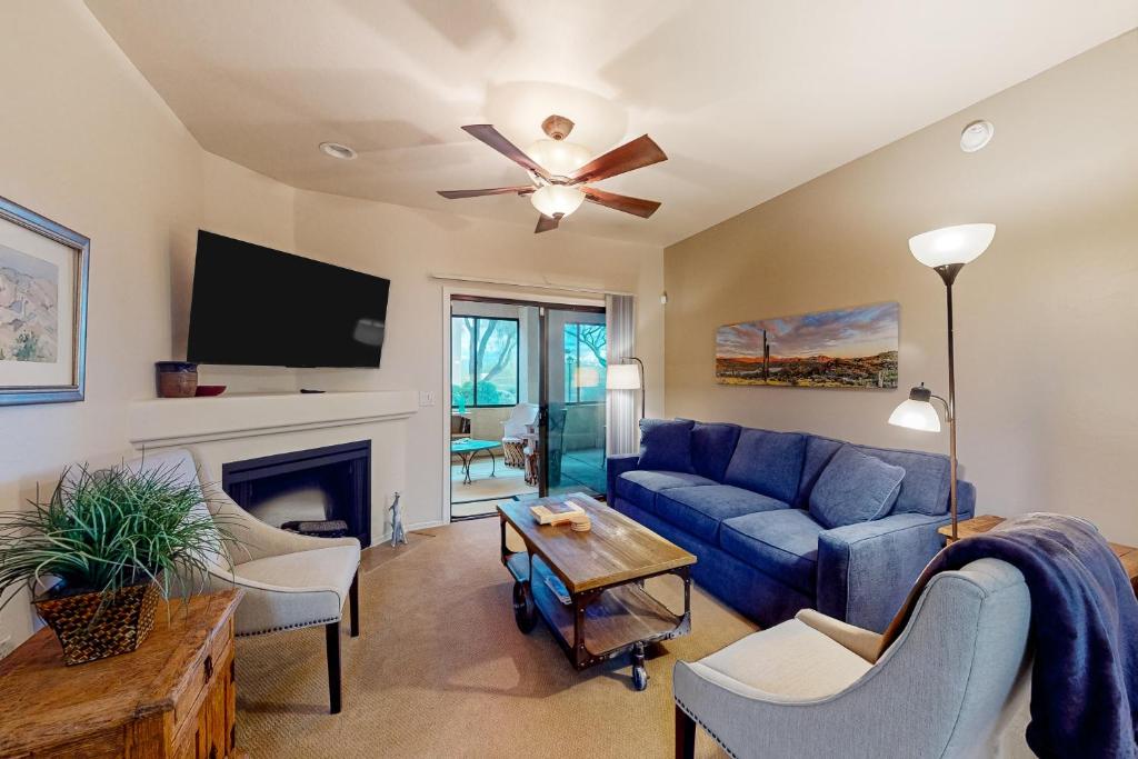 ein Wohnzimmer mit einer blauen Couch und einem Kamin in der Unterkunft Villas at Hacienda del Sol #11101 in Tucson