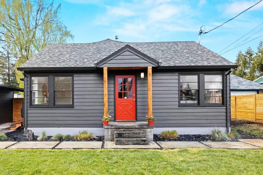 ein winziges Haus mit einer roten Tür in der Unterkunft Modern 3 Bedroom Home in Beaverton in Beaverton