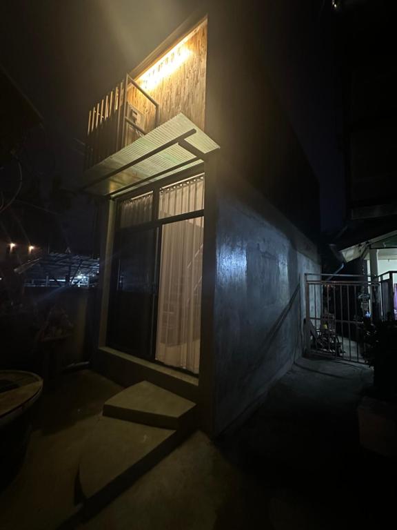 ein Gebäude mit einem Fenster in der Nacht in der Unterkunft Pai Cheese cottage in Pai