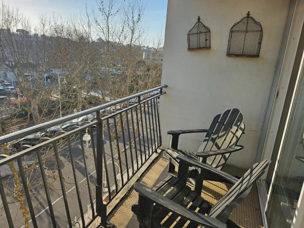 d'un fauteuil à bascule sur un balcon avec vue. dans l'établissement ARCACHON - T2 Coquet et Lumineux avec Parking Privaté, Proche Plage et Commerces - FR-1-319-78, à Arcachon