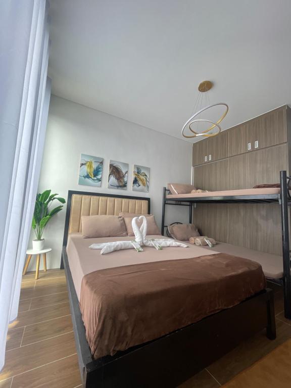 une chambre avec un grand lit dans une pièce dans l'établissement Atsuka Villa Tagaytay, à Calo