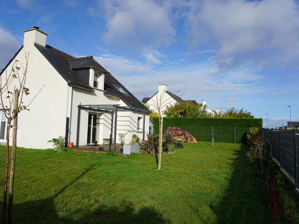 a white house with a yard with a fence at Maison Le Tour-du-Parc, 4 pièces, 6 personnes - FR-1-639-51 in Le Tour-du-Parc