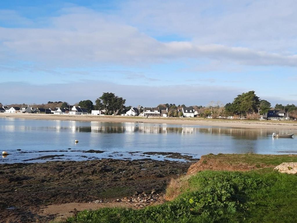 a large body of water with birds in the water at Maison Le Tour-du-Parc, 4 pièces, 6 personnes - FR-1-639-51 in Le Tour-du-Parc