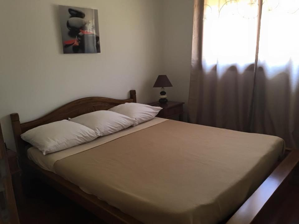 - un lit avec 2 oreillers dans une chambre dans l'établissement Karenga appartel Tontouta, à La Tontouta