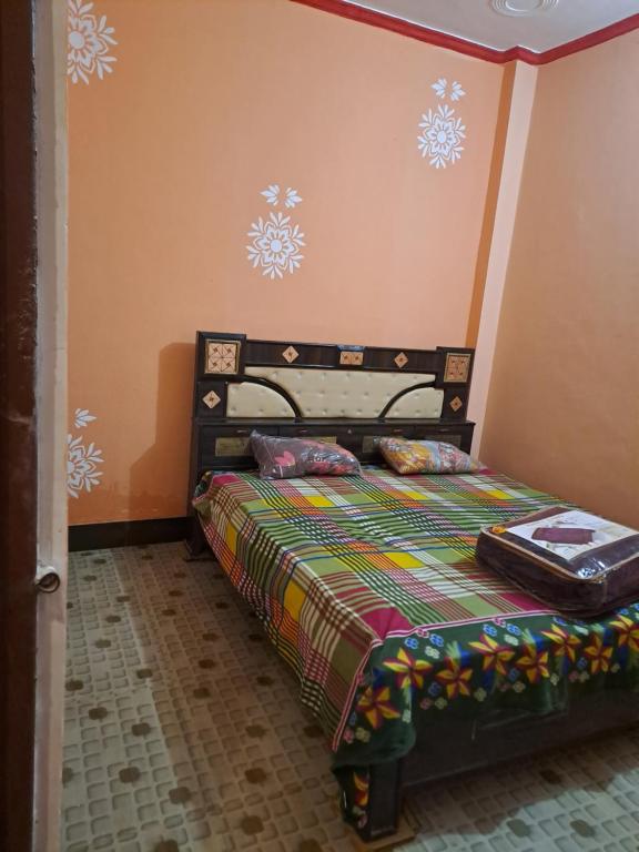 Ein Bett oder Betten in einem Zimmer der Unterkunft Sri Ram Nilayam