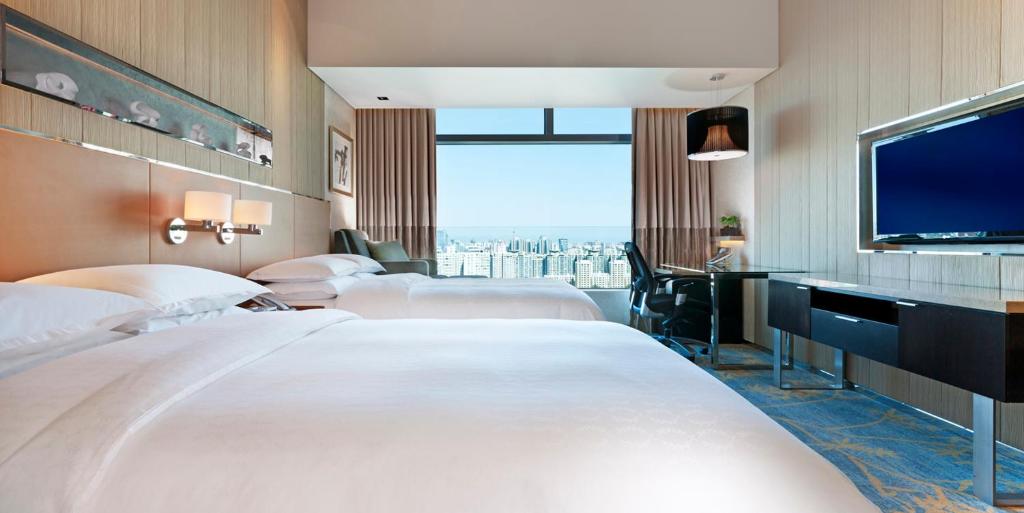 Postel nebo postele na pokoji v ubytování Sheraton Grand Beijing Dongcheng Hotel