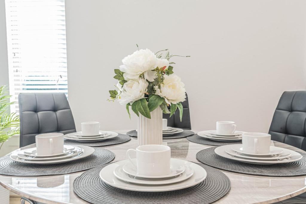 Posezení v ubytování Luxury Charming 3BR 3Bath Free Wi-FI 8 Guests, Gated Home, Houston Downtown