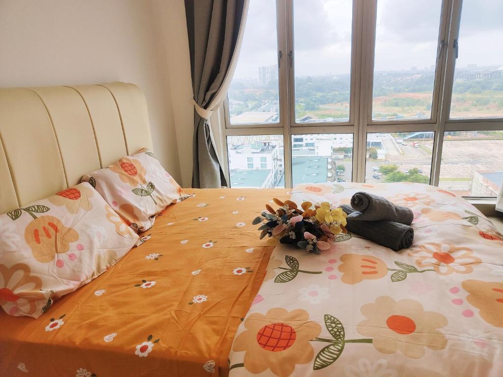 una cama con flores y una ventana grande en Mount Austin 6pax hastamas wifi500mps nexflix, en Johor Bahru