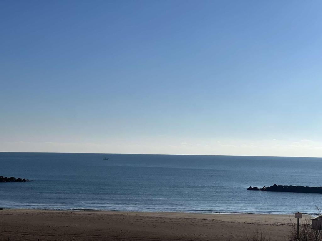 - une vue sur l'océan depuis la plage dans l'établissement T2 à Valras-Plage, 4 pers, à 30m de la plage, parking privé, cuisine équipée - FR-1-701-74, à Valras-Plage