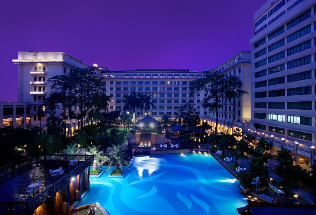 una gran piscina en una ciudad por la noche en Dong Fang Hotel Guangzhou, en Guangzhou