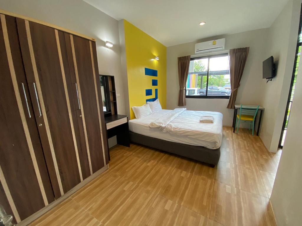 um pequeno quarto com uma cama e uma janela em Nirvana@Phala em Ban Chang