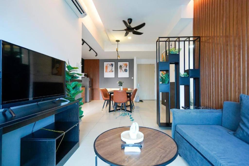 uma sala de estar com um sofá azul e uma mesa em KL Condo Ampang Embassy 2B2R, Wi-Fi em Kuala Lumpur