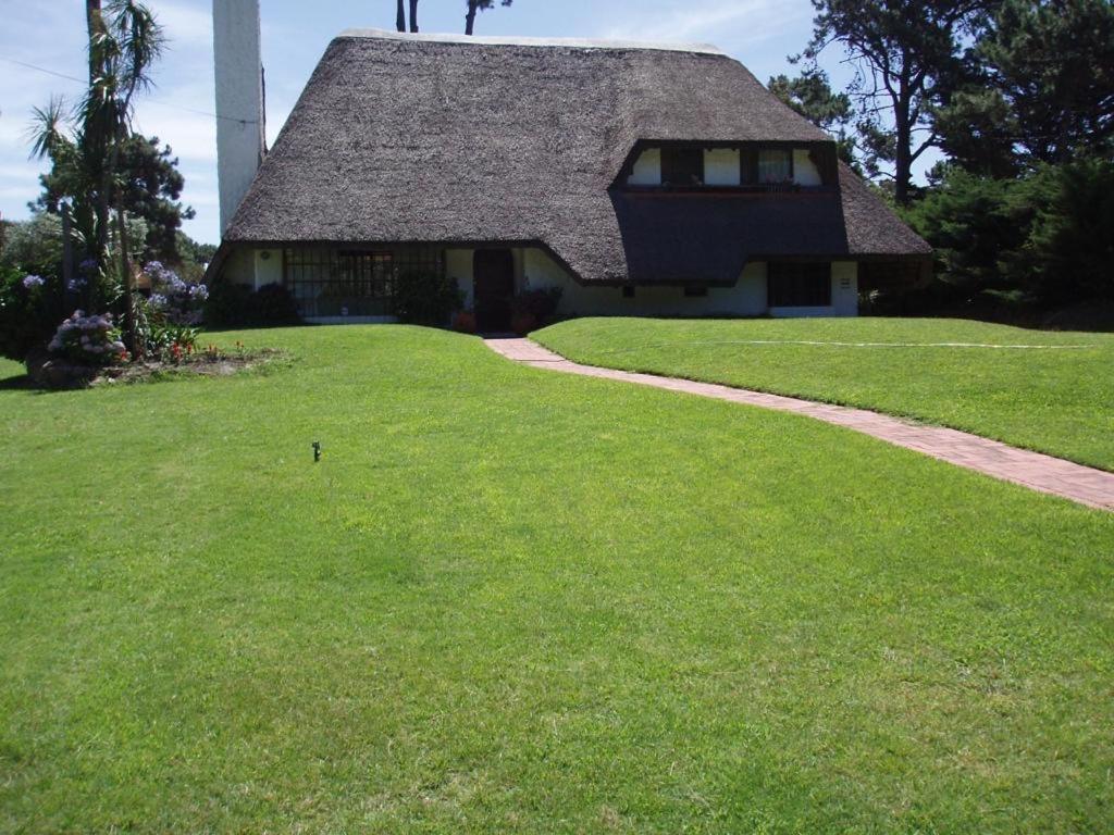 una casa con un patio de hierba delante de una casa en Villa Carolina en Punta del Este