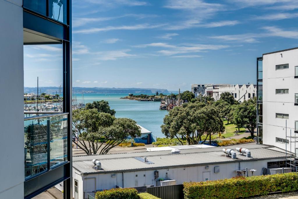 vistas al agua desde un edificio en The Bay Bach - Napier Holiday Apartment, en Napier