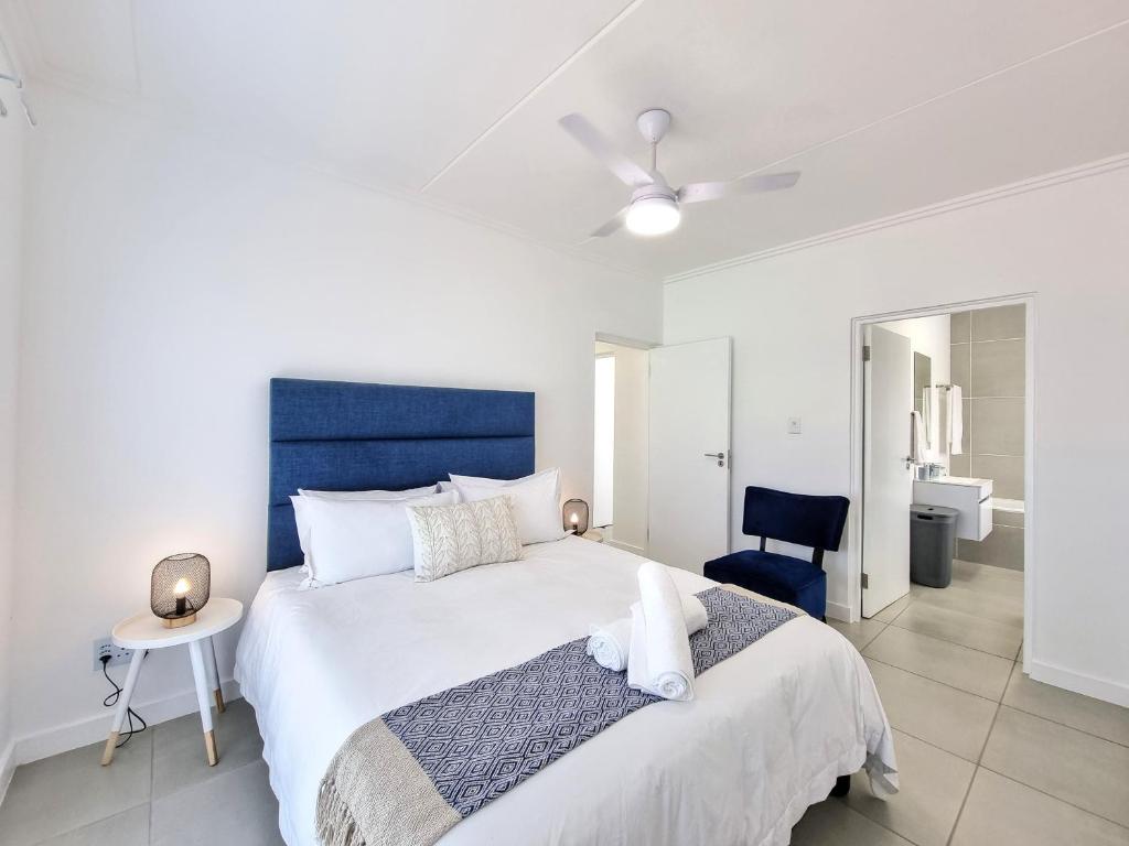 Postel nebo postele na pokoji v ubytování Apartment 276 Ballito Village