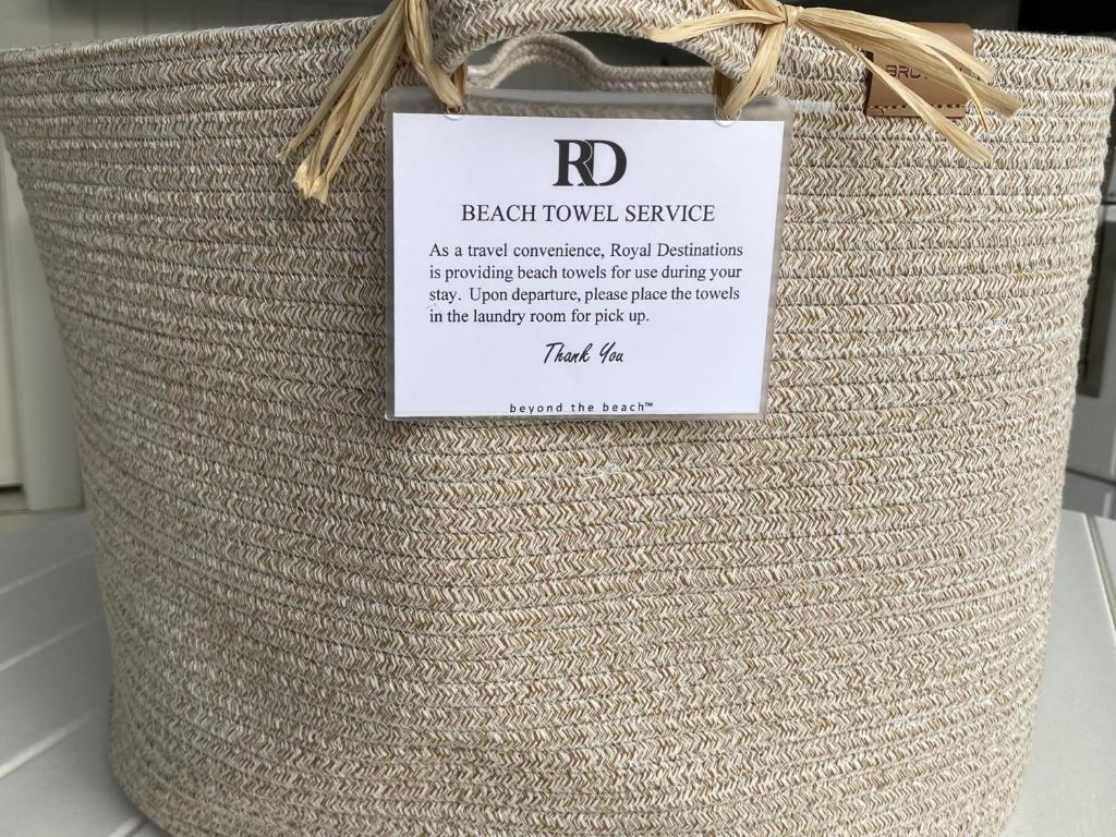 un grand panier tissé muni d'un panneau. dans l'établissement The Cottage, à Santa Rosa Beach