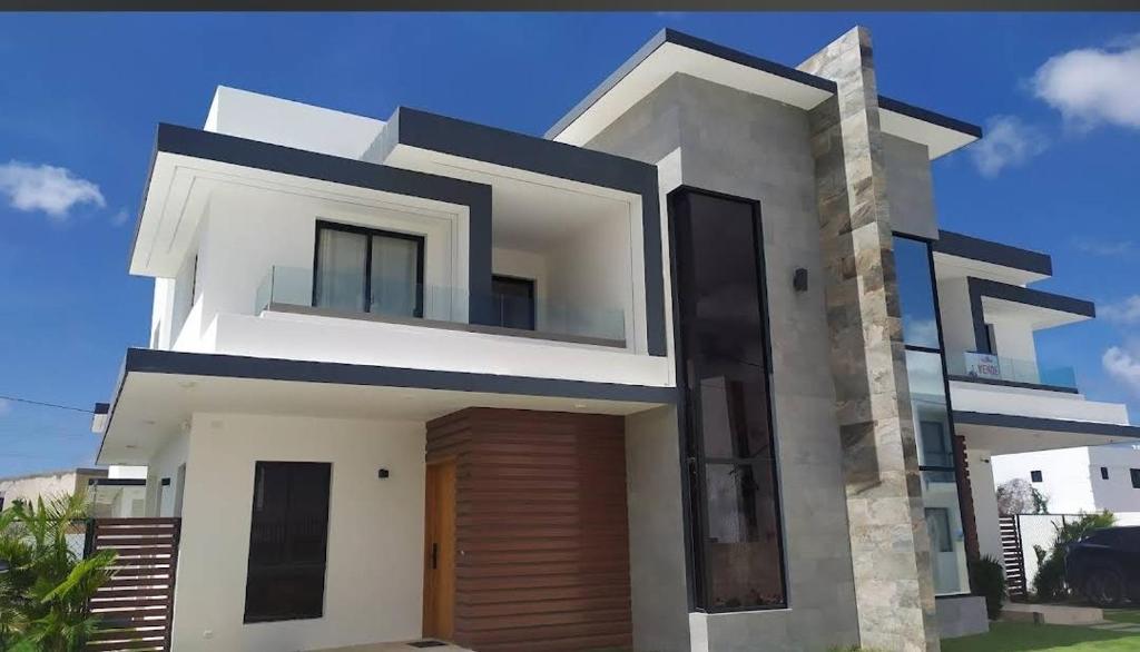 uma grande casa branca com garagem em Hermosa Villa en punta cana em Punta Cana