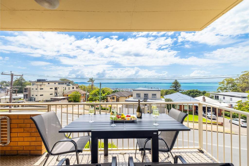 Balkón nebo terasa v ubytování Yarramundi, 6,47 Magnus St - Unit in Nelson Bay with stunning water views, air con, wifi, linen and bed making