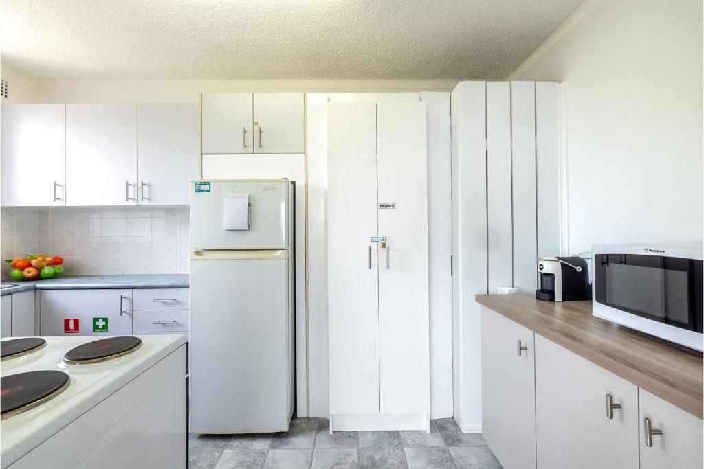 Kuchyň nebo kuchyňský kout v ubytování Yarramundi, 6,47 Magnus St - Unit in Nelson Bay with stunning water views, air con, wifi, linen and bed making