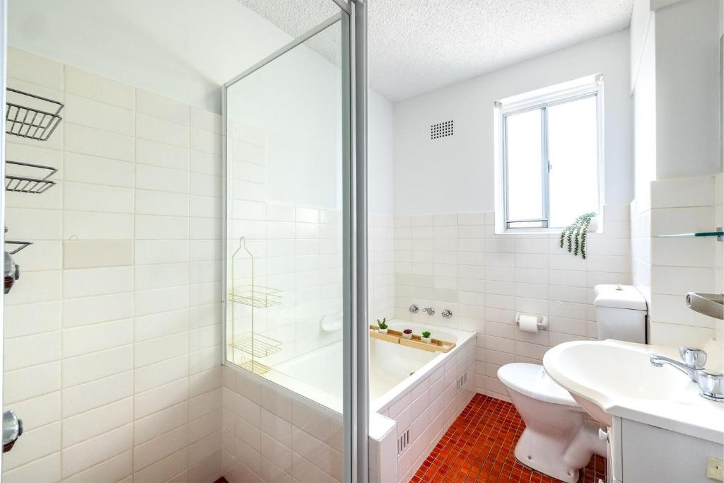 Koupelna v ubytování Yarramundi, 6,47 Magnus St - Unit in Nelson Bay with stunning water views, air con, wifi, linen and bed making