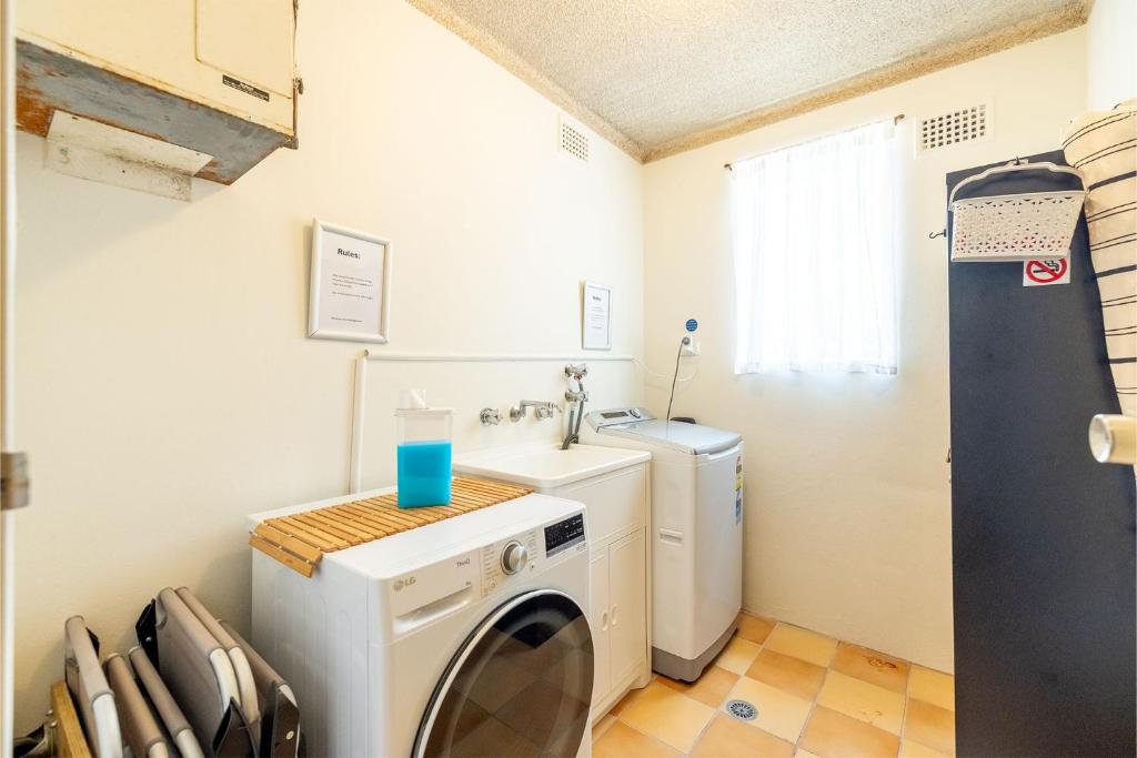 Kuchyň nebo kuchyňský kout v ubytování Yarramundi, 6,47 Magnus St - Unit in Nelson Bay with stunning water views, air con, wifi, linen and bed making
