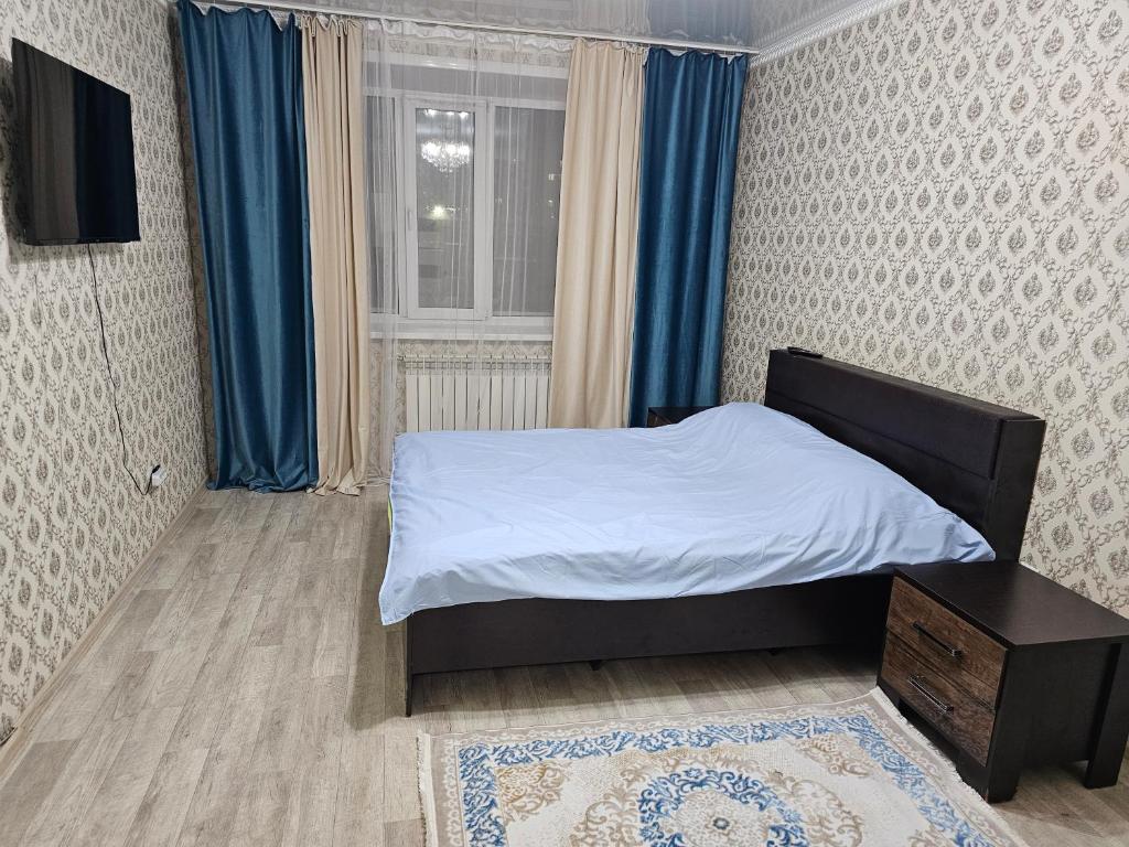 Кровать или кровати в номере Однокомнатная квартира на проспекте