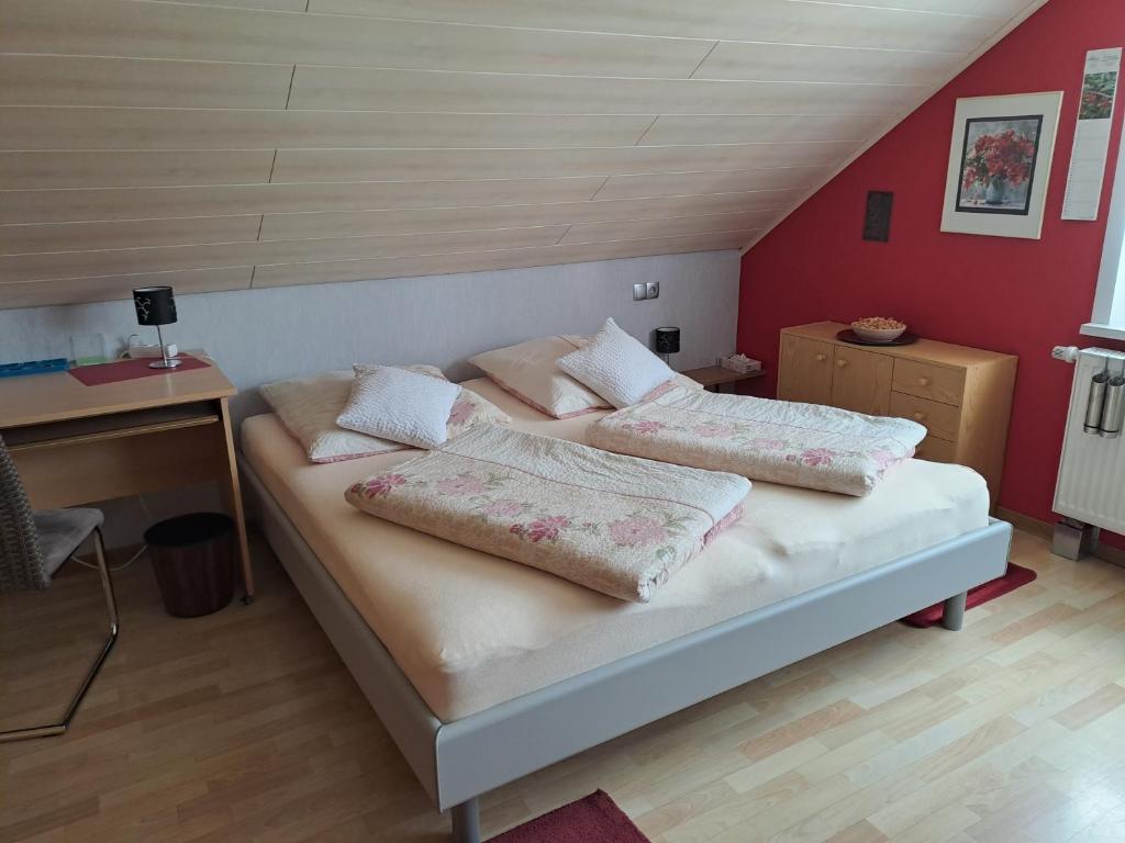 Ένα ή περισσότερα κρεβάτια σε δωμάτιο στο Ferienwohnung Seegarten