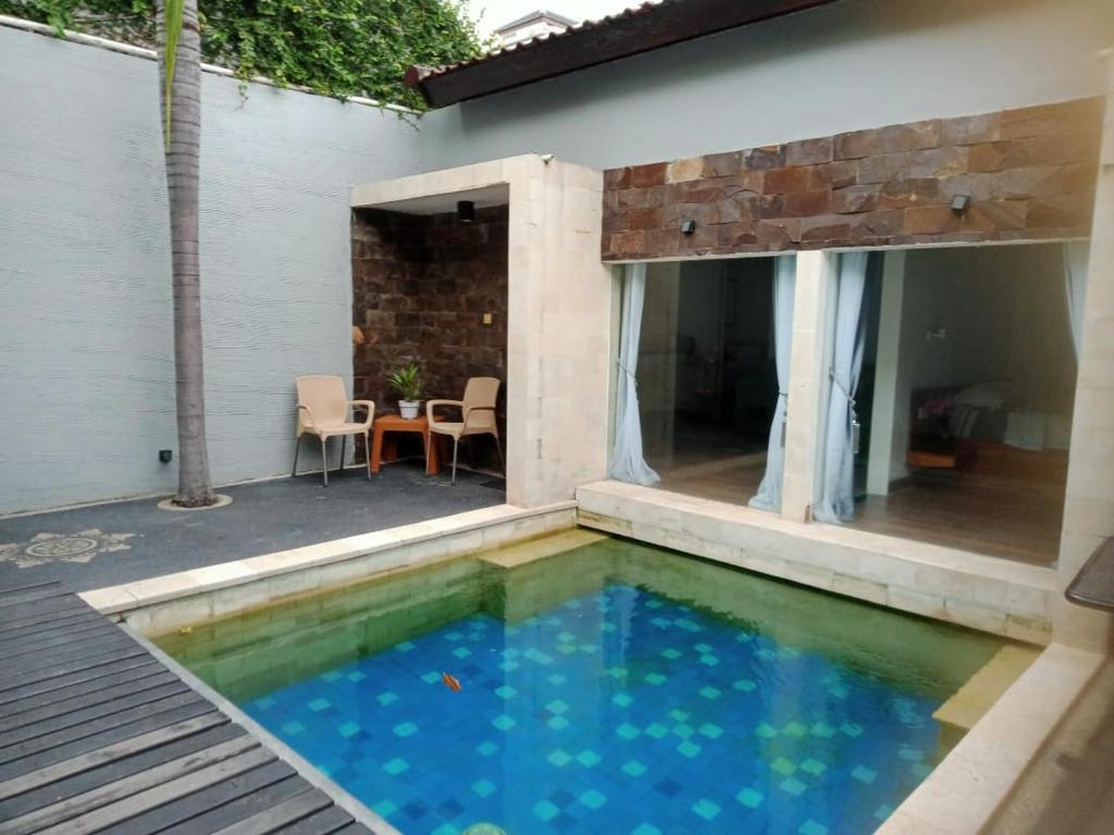una piscina en el patio trasero de una casa en Punyan Poh Villas, en Denpasar