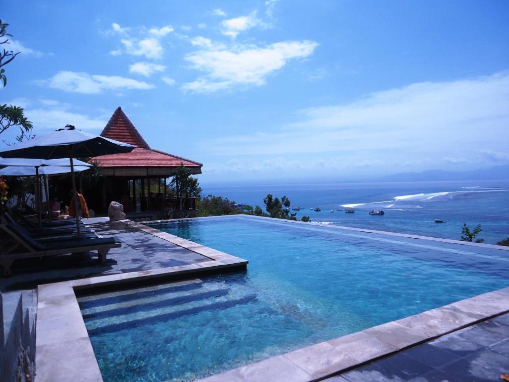 una piscina con vistas al océano en Lembongan Cliff Villas en Nusa Lembongan