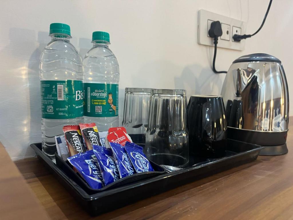 ein Tablett mit zwei Flaschen Wasser und ein paar Snacks in der Unterkunft Hotel DC Hills Rishikesh in Rishikesh