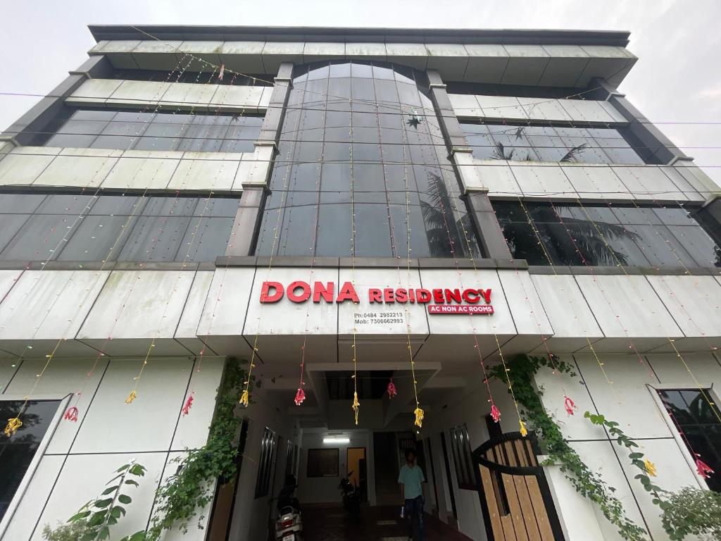 Dona Residency في نيدومباسيري: مبنى فيه لافته مكتوب عليها dana release