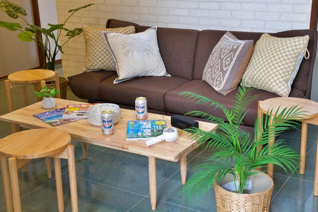 uma sala de estar com um sofá e uma mesa de centro em リーフハウス　A棟 em Miyako Island