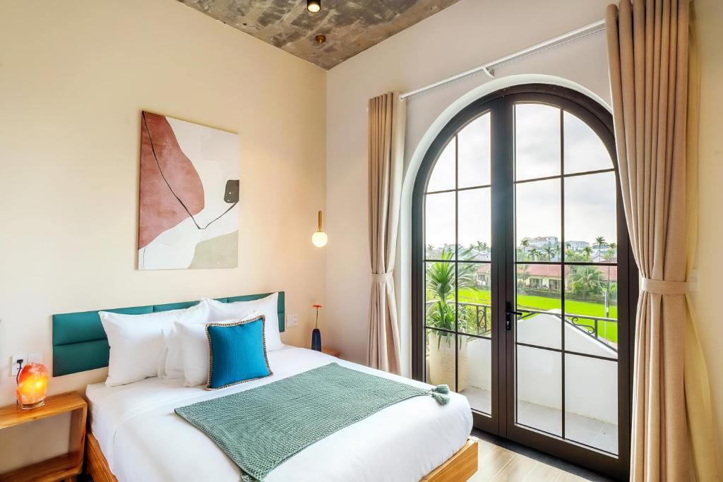 Postel nebo postele na pokoji v ubytování Hoi An Pinus Boutique