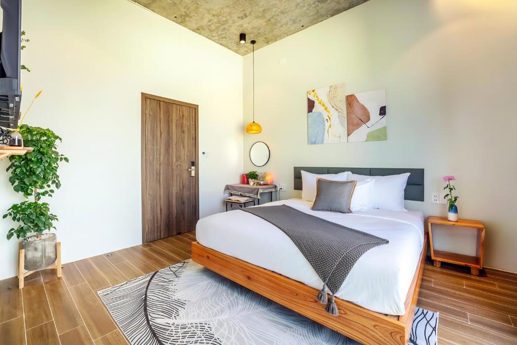 Postel nebo postele na pokoji v ubytování Hoi An Pinus Boutique