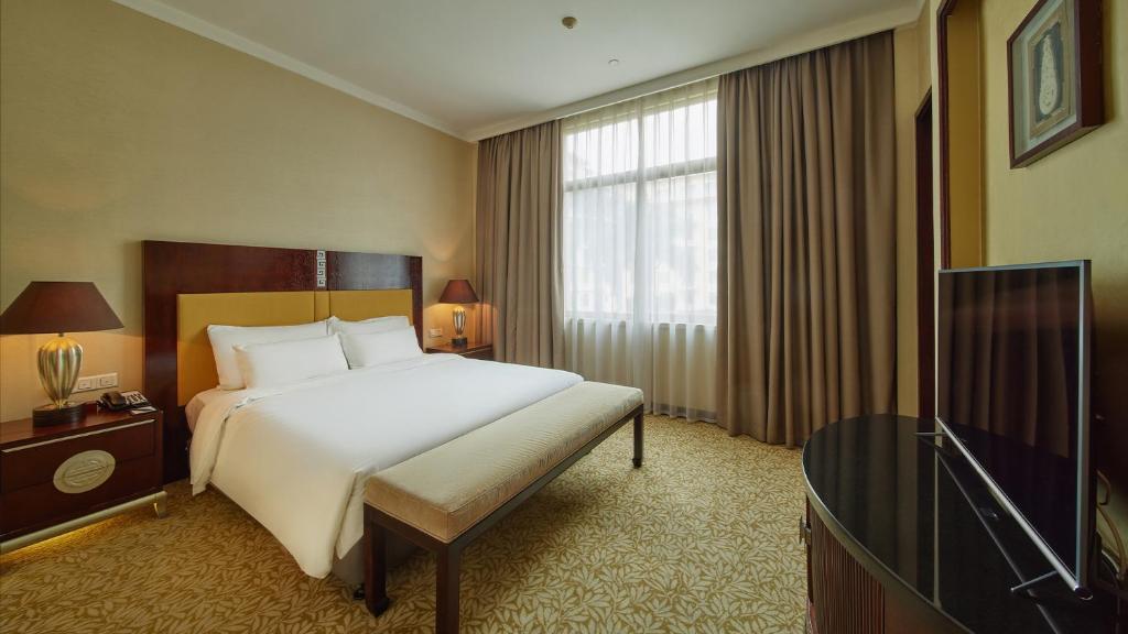 TV a/nebo společenská místnost v ubytování Dong Fang Hotel Guangzhou