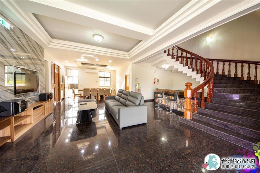 Chen-shan-ts'un的住宿－享Villa，带沙发和楼梯的客厅