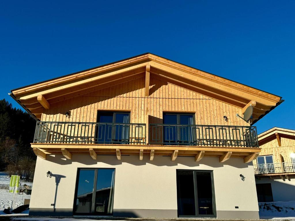 een huis met een balkon er bovenop bij Chalet in Hermagor near Nassfeld ski area in Hermagor