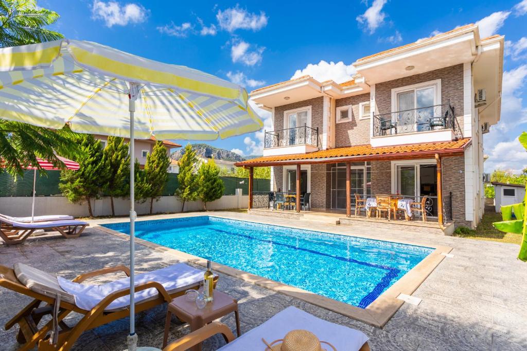 une villa avec piscine et une maison dans l'établissement Villa Magnolia, à Dalyan